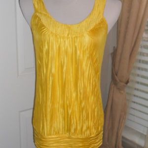 🌹 Yellow pleated top .U neckline and sleeveless